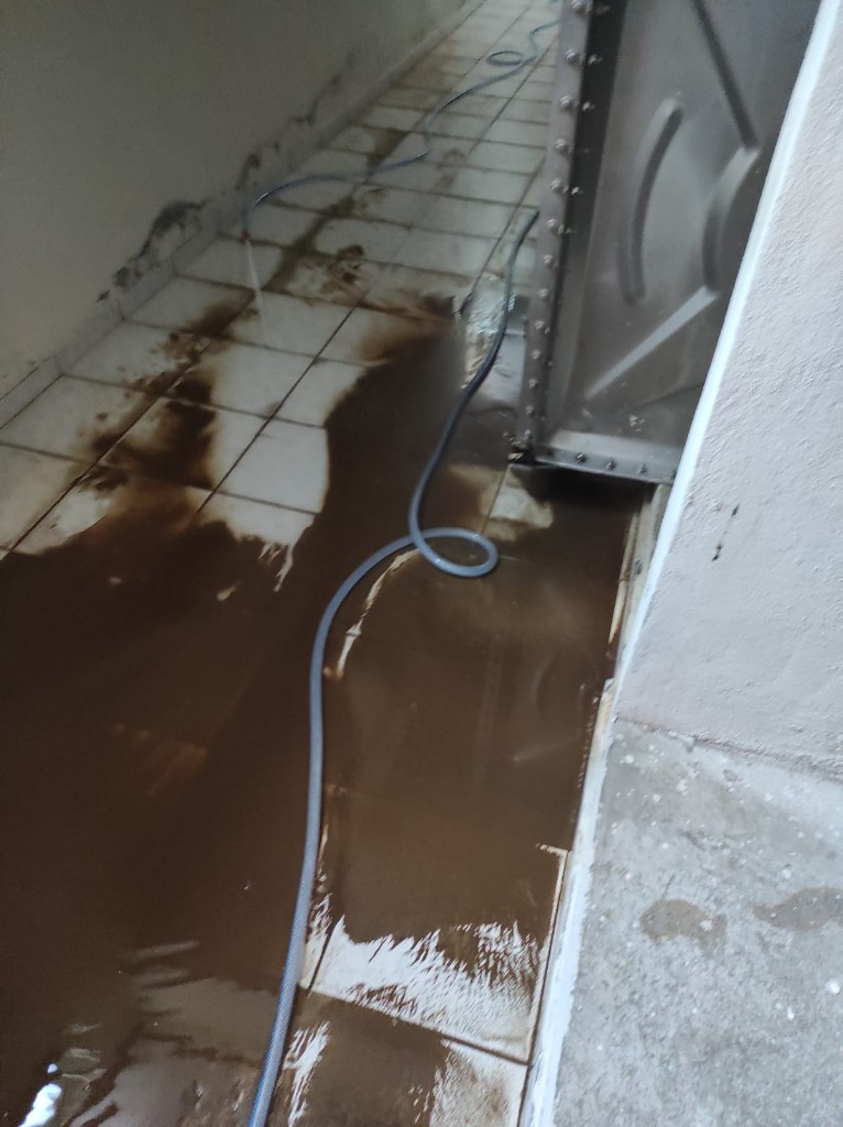 Su deposu tahliye alanı Su deposu tahliyesi sonrası depo çevresinde biriken su